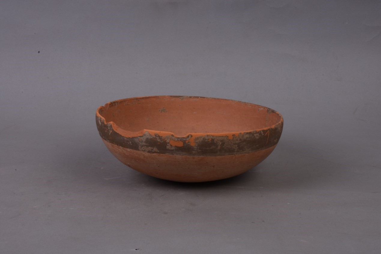 <h2>刻“フ”宽带纹彩陶钵</h2><p>作者：</p><p>创作年代：半坡类型</p><p>规格：8.1cm×23cm</p>